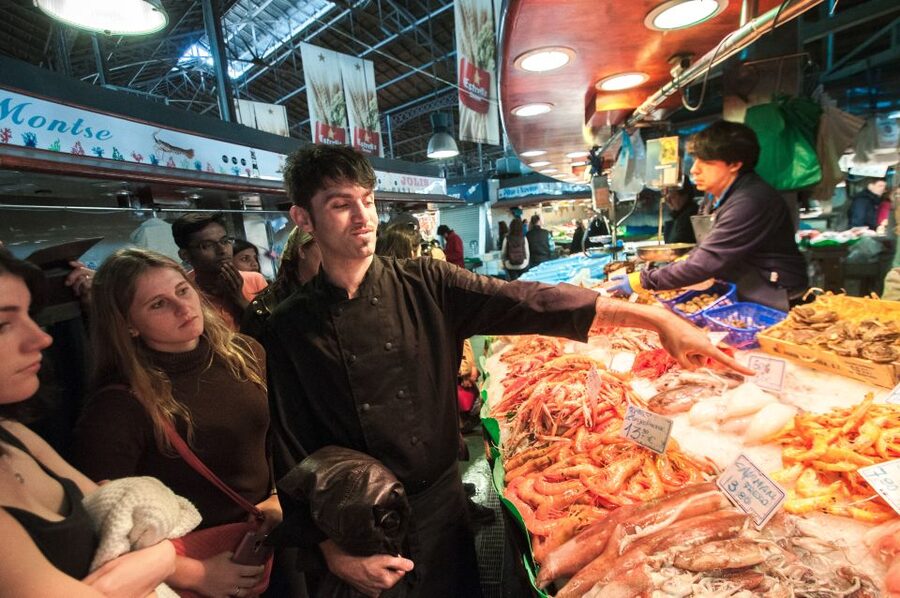Barcelona: Paella Cooking Experience & Boqueria Market Tour - Tapas lesson mode: pan con tomate, pintxos, and quick-building flavors