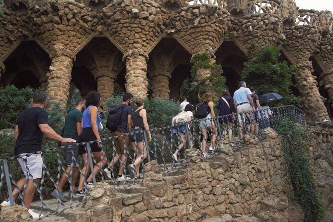 Barcelona: Park Güell Guided Tour & Tickets with Fast-Track Entry - Language Options and What to Expect from Different Guides