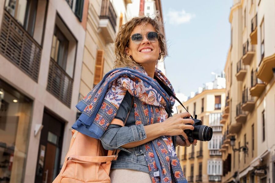 Barcelona: Photo Shoot + Exclusive Video of the Best Moments - Praça Reial start: meeting by the fountain with a camera