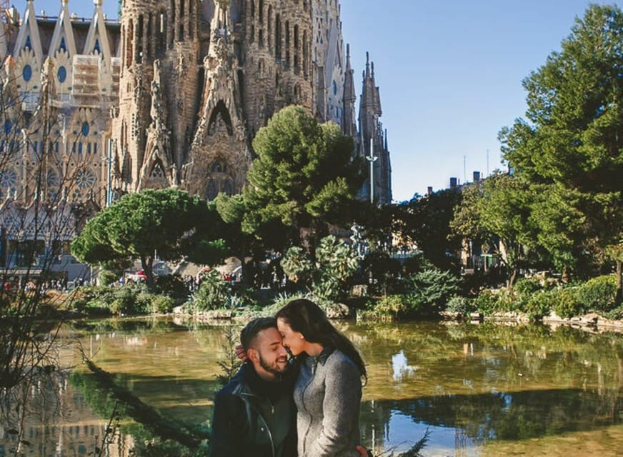 Barcelona: Photo Shoot + Exclusive Video of the Best Moments - Parc de la Ciutadella: airy light for couples, families, and groups