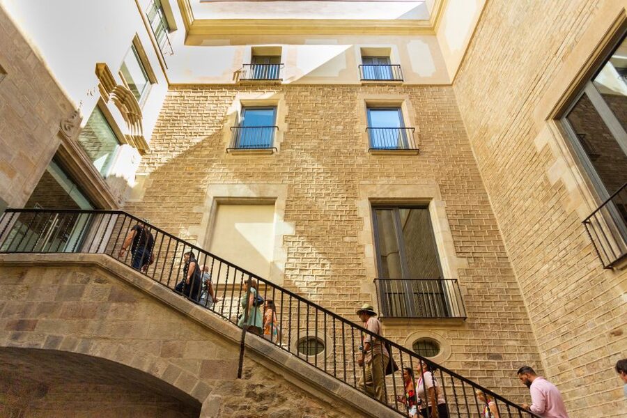 Barcelona: Picasso Museum Skip-the-Line Guided Tour - Guides, Headsets, and How Explanations Land in Real Time