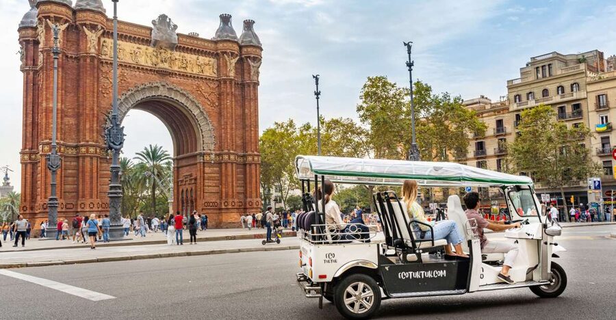 Barcelona: Private City Tour by Eco Tuk Tuk - Why an electric tuk tuk is a smart first-day plan in Barcelona