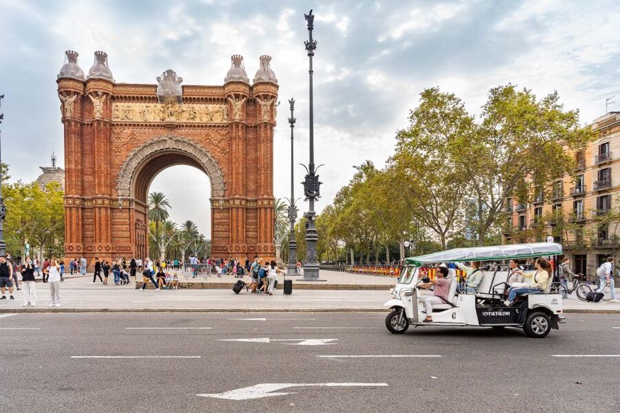 Barcelona: Private City Tour by Eco Tuk Tuk - The Arc de Triomf and La Monumental angle: quick wins without overstuffing your day