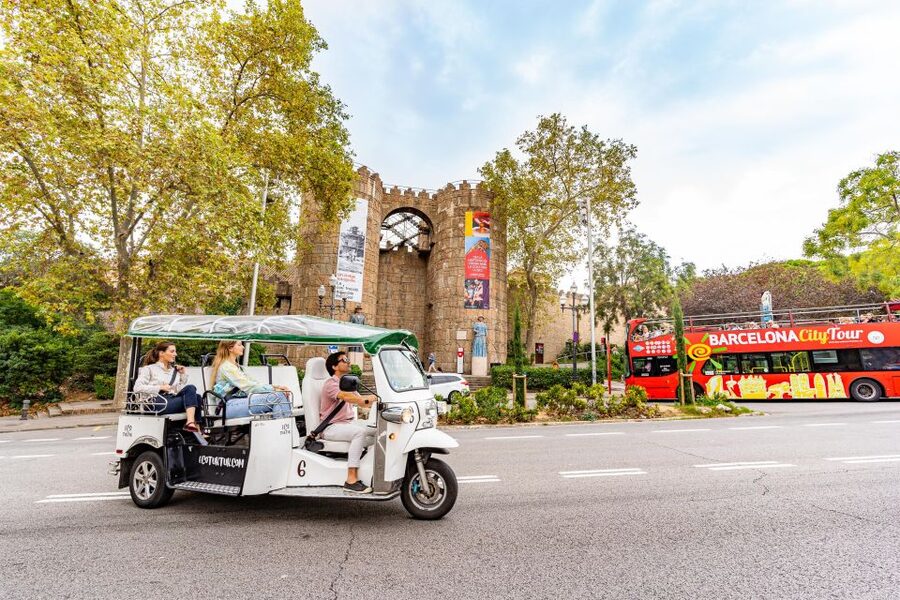 Barcelona: Private City Tour by Eco Tuk Tuk - Gaudí in the best order for photos: Sagrada Familia to Casa Mila, Casa Batlló, and La Pedrera