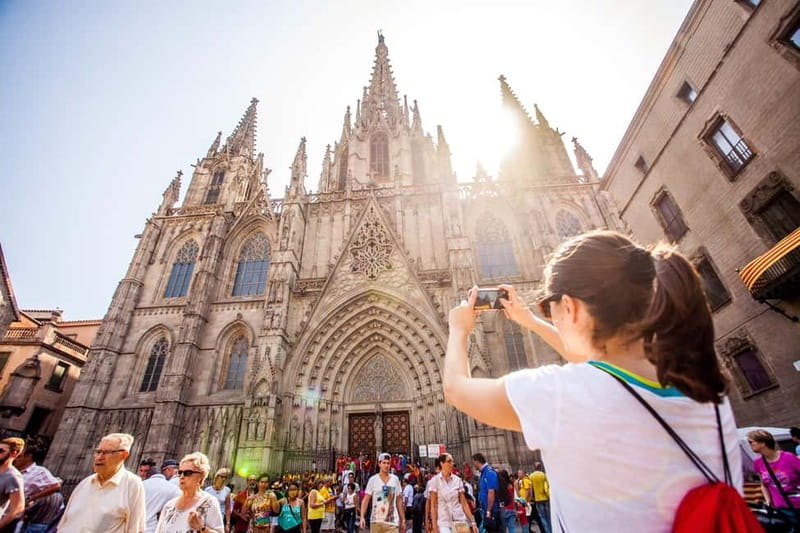 Barcelona: Private Group Bike Tour - Parc de la Ciutadella, Parliament area, and the Arc de Triomf