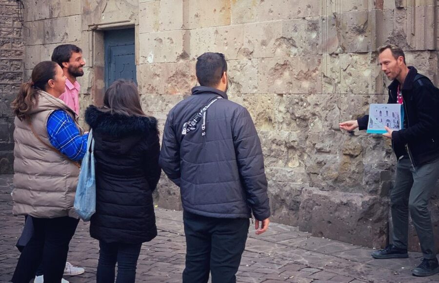 Barcelona: Ramblas, Old Town & Gaudí Houses Walking Tour - Getting your bearings at Plaça de Catalunya and into the Gothic Quarter