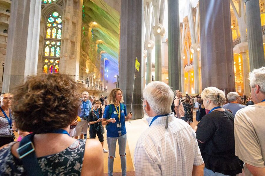 Barcelona: Sagrada Familia and Park Guell Combo Guided Tour - What you get from the guide: not just facts, but a way to look