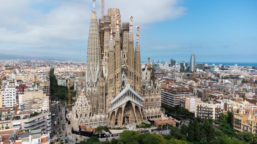 Barcelona: Sagrada Familia and Park Guell Combo Guided Tour - Park Güell on Carmel Hill: mosaics, the lizard, and a view worth the climb