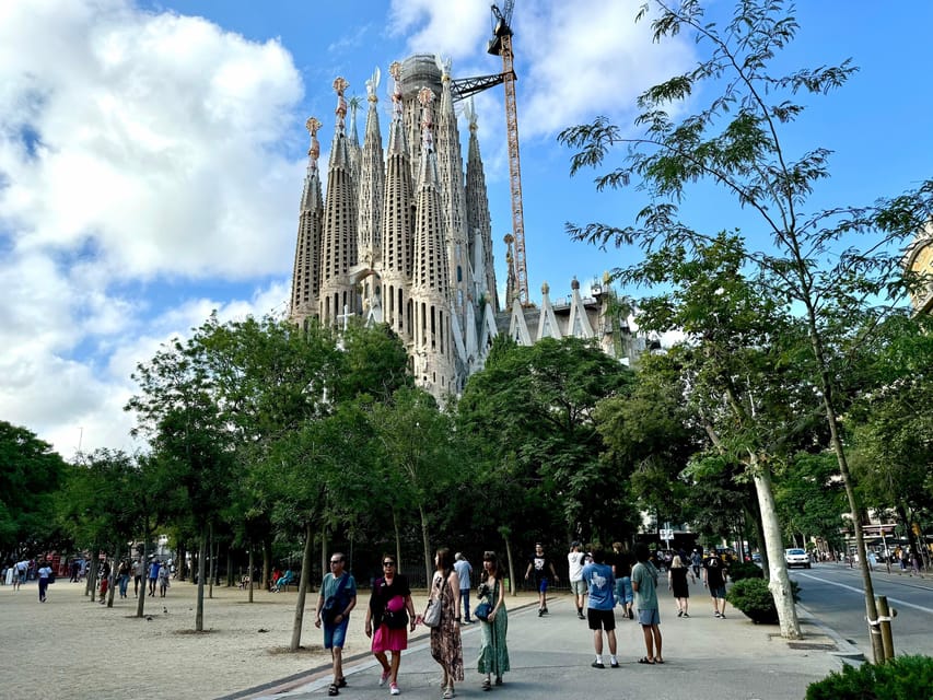 Barcelona: Sagrada Familia Entry Ticket and Guided Tour - Meeting point in Barcelona, and how to avoid getting lost