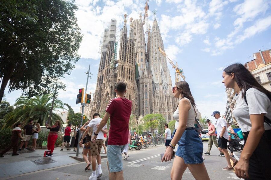 Barcelona: Sagrada Familia Fast-Track Guided Tour - Skip-The-Line Entry Gets You Into Sagrada Faster