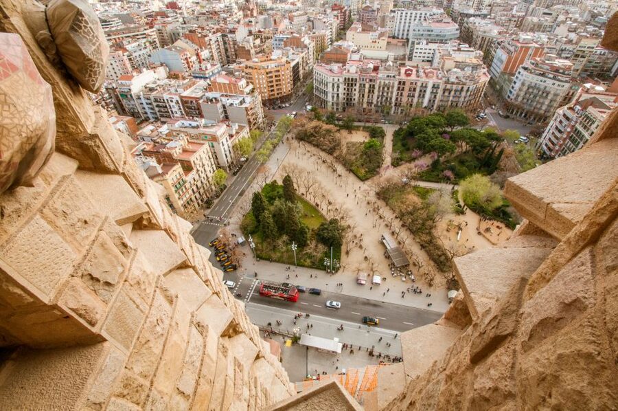 Barcelona: Sagrada Familia Guided Tour with Tower Access - Time, group size, and how to make a 1.5-hour tour feel un-rushed