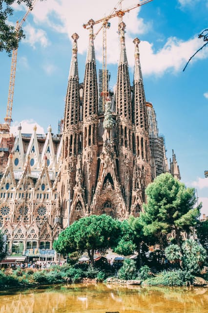 Barcelona: Sagrada Familia, Modernism, and Old Town Tour - Getting your bearings: KFC meeting point, blue umbrellas, and a smart route