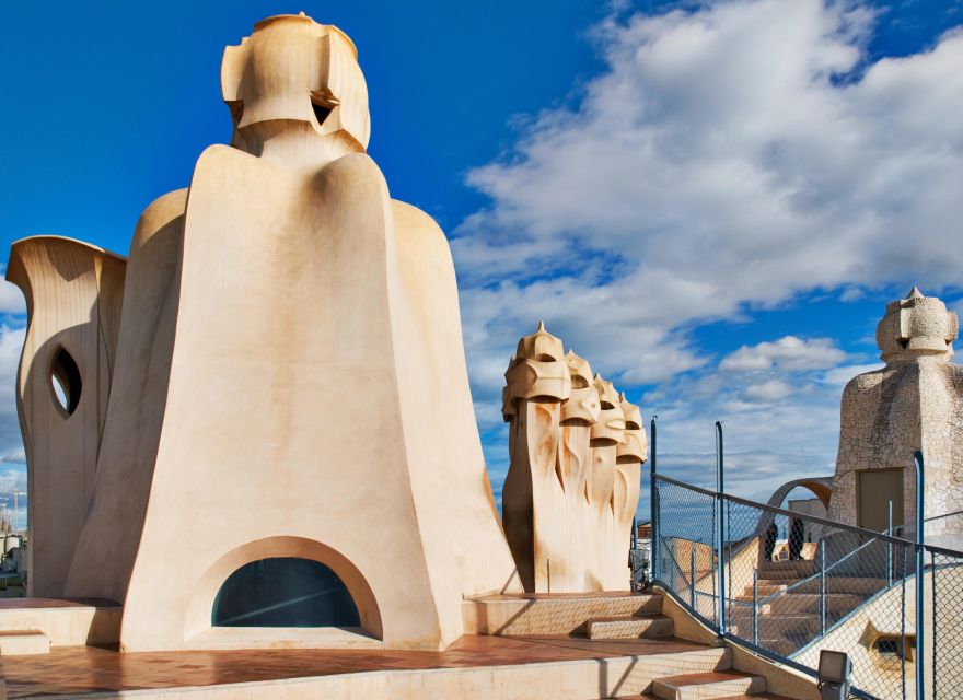 Barcelona: Sagrada Familia, Modernism, and Old Town Tour - Plaça de Catalunya and the shift toward Old Town