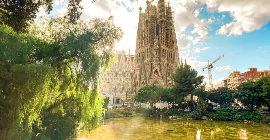 Barcelona: Sagrada Familia, Park Güell & Gothic Quarter Tour - Quick hits before you go