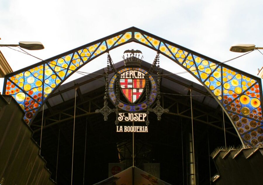 Barcelona: Sagrada Familia, Park Güell & Gothic Quarter Tour - Walking the Gothic Quarter and El Born lanes for real context