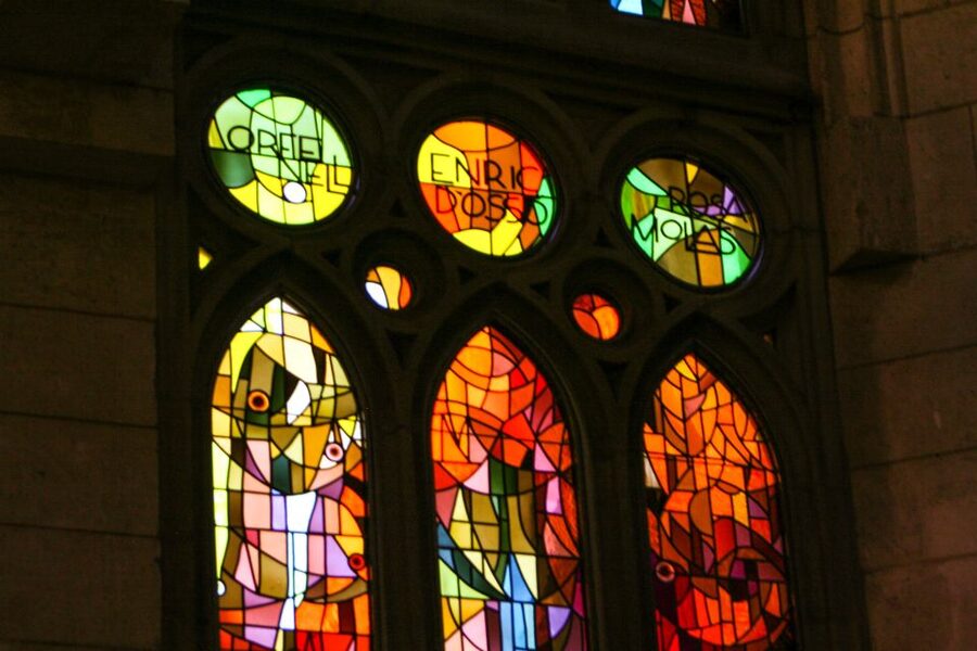 Barcelona: Sagrada Familia, Park Güell & Gothic Quarter Tour - Passeig de Gràcia and the ride that keeps the day moving