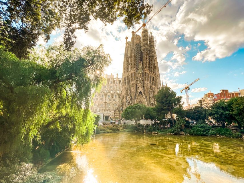 Barcelona: Sagrada Familia, Park Güell & Gothic Quarter Tour - Lunch break and how to use that hour well