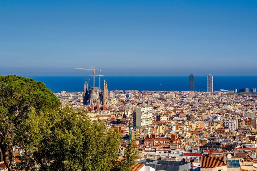 Barcelona: Sagrada Familia & Park Güell Guided Tour & Ticket - Pace check: transfers, waiting, and how to plan your lunch
