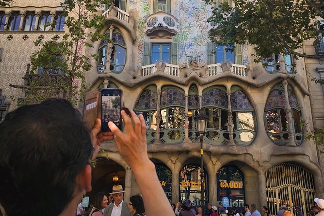 Barcelona: Sagrada Familia, Park Guell & Tapas Private Tour - Stop by Stop: From Palau Guell to the Gothic Squares