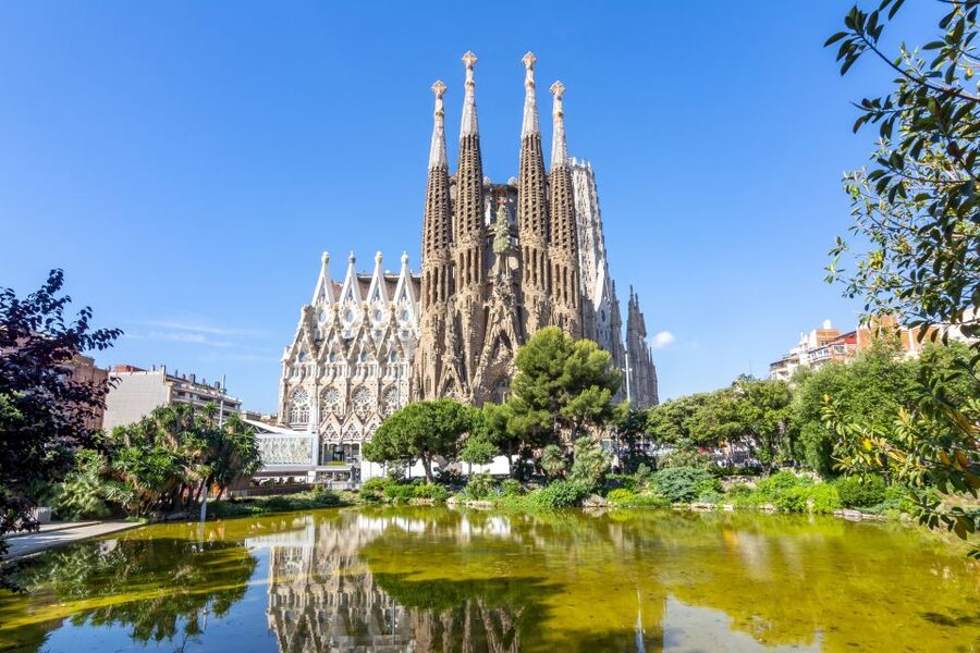 Barcelona: Sagrada Familia Skip The Line Insider Guided Tour - Getting to the meeting point and the short approach on foot
