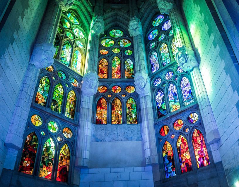Barcelona: Sagrada Família Skip the Line Tour & Entry Ticket - Meeting at Fanal Modernista: find the 4U flag fast