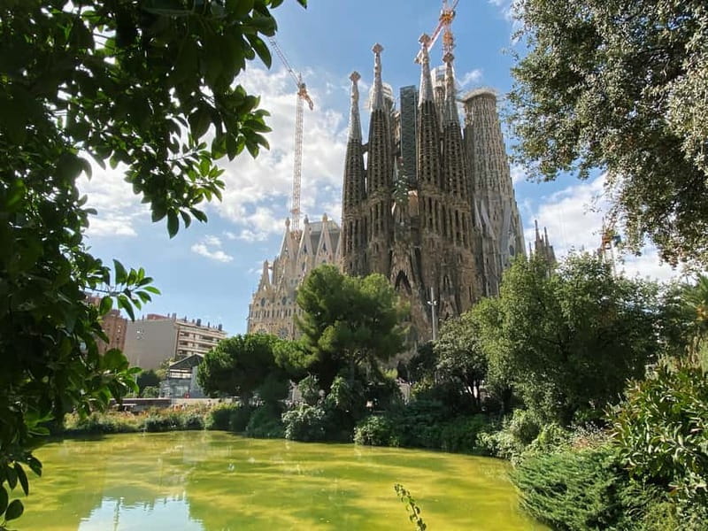 Barcelona: Sagrada Familia Skip-the-line Tour with Guide - Key things you’ll notice right away