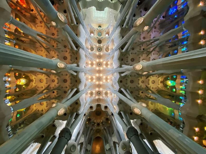 Barcelona: Sagrada Familia Skip-the-line Tour with Guide - Why this Sagrada Familia tour works when the lines are brutal