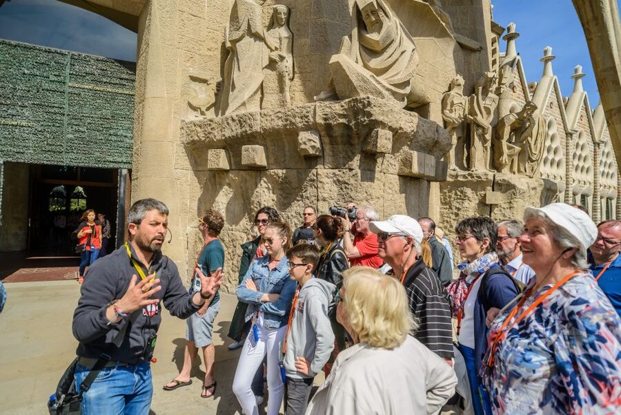 Barcelona: Sagrada Familia Tour & Optional Tower Visit - Towers and Skyline Views: The Optional 30 Minutes