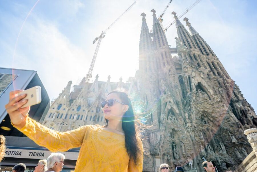 Barcelona: Sagrada Familia Tour & Optional Tower Visit - Meeting Point, Dress Code, and What to Bring