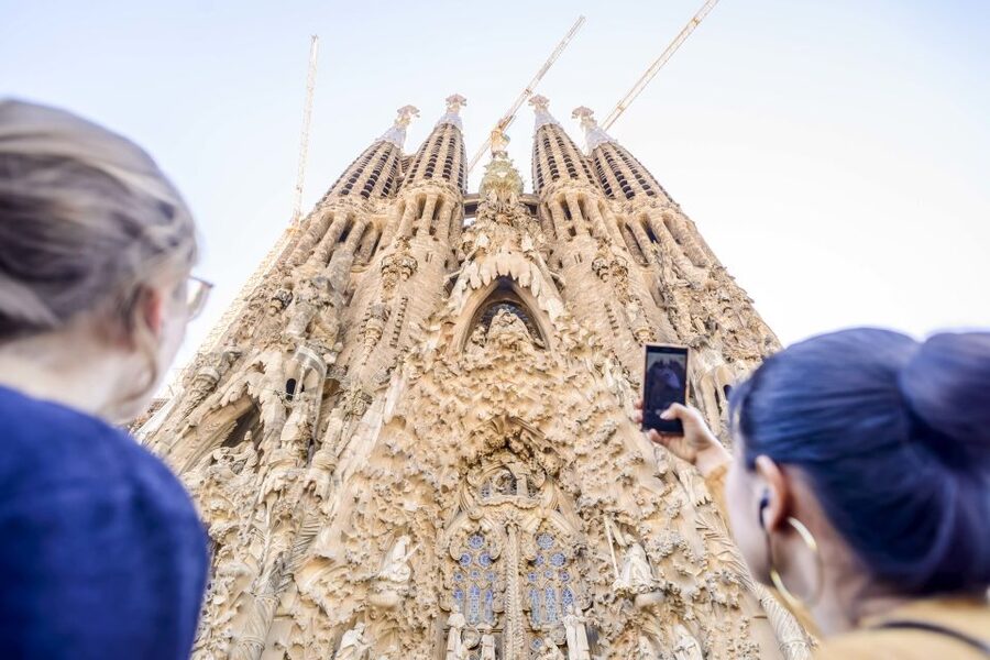 Barcelona: Sagrada Familia Tour with Optional Tower Access - Entering the Basilica: The Light Changes the Room