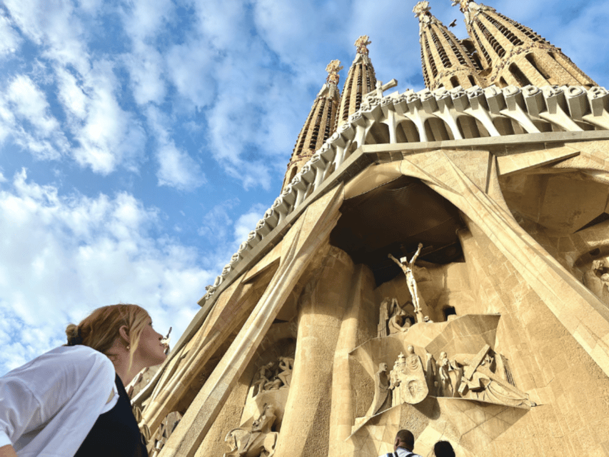 Barcelona: Sagrada Família Tour with Skip-the-Line Access - What to Wear and Bring: Simple Rules That Prevent Headaches