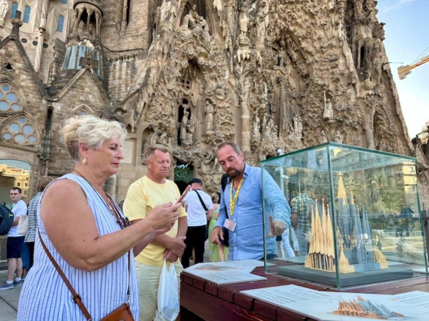 Barcelona: Sagrada Família Tour with Skip-the-Line Access - Timing in Barcelona: When Stained Glass Looks Best