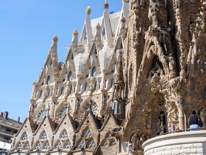 Barcelona: Sagrada Familia with Towers and Park Güell Tour - Comfortable planning tips that make the day easier