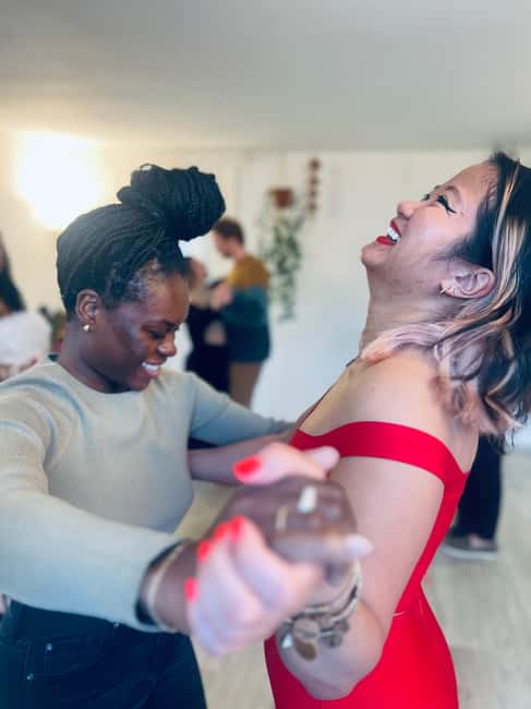 Barcelona: Tango Lesson with Drinks and Video - Entering Born: the festive room where the lesson starts