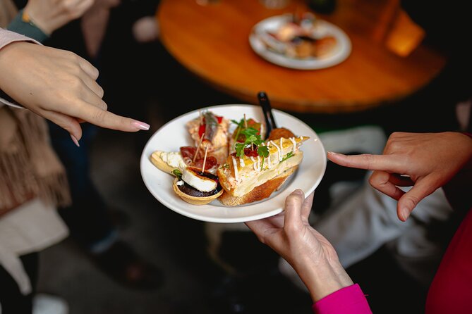 Barcelona Tapas Food Tour with Lunch or Dinner in El Born - Guides, groups, and the small details that affect your meal