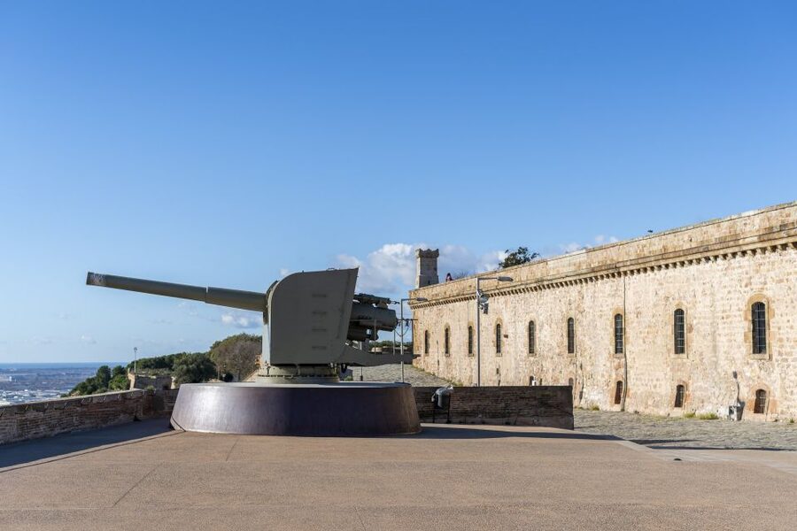 Barcelona: Walking tour with Montjuic Castle & Cable Car - Montjuïc Castle: dungeons, tower views, and fortress history in one visit