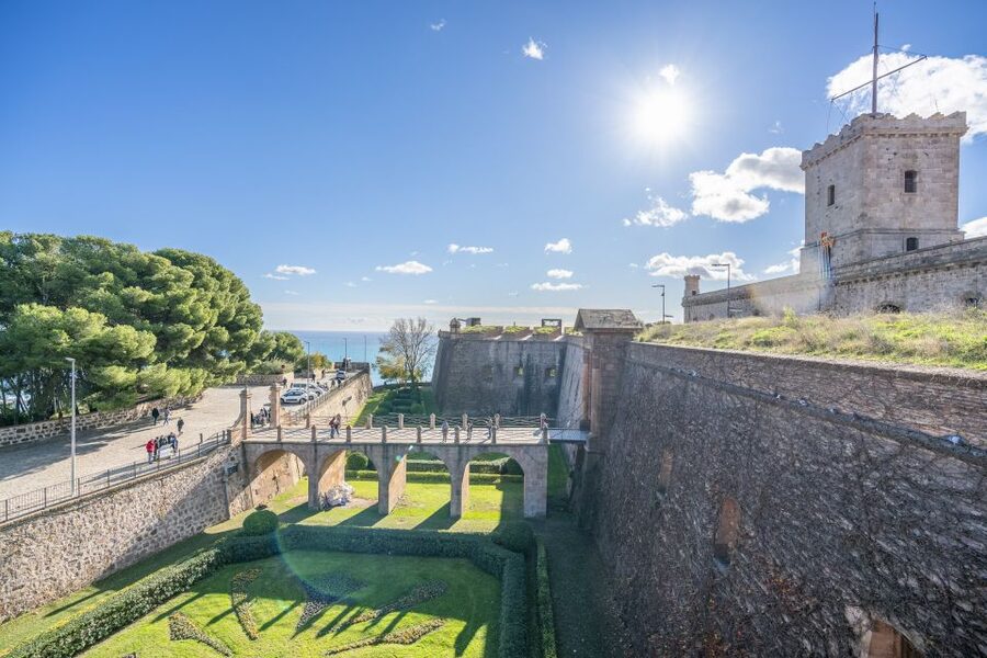 Barcelona: Walking tour with Montjuic Castle & Cable Car - Returning to El Molino Paral·lel: why the ending point helps