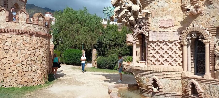 Benalmadena: Colomares Castle Tour with Entry Ticket - Where You Meet Your Guide, and How the Tour Starts
