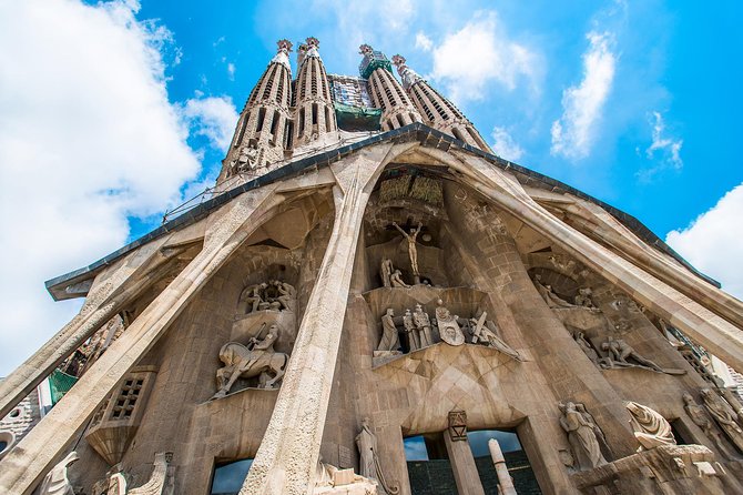 Best of Barcelona Guided Tour with Port or Hotel Pick up - Passeig de Gracia and the Gaudi house trio