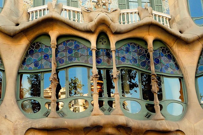 Best of Barcelona: Sagrada Familia & Park Guell Tour with Pick-up - Hotel pickup at 8 to 9 am, then a 9:00 am start