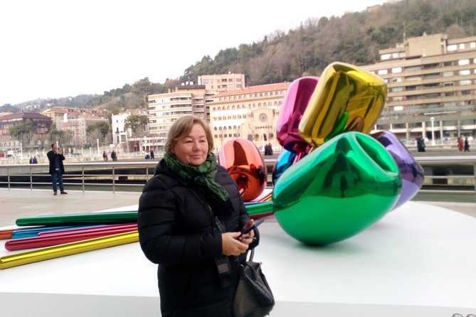 Bilbao: Guggenheim Like Never Before: VIP Access. Small Group.Top - How the guide style shapes the whole tour