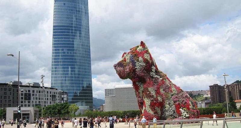 Bilbao: Guggenheim VIP Experience. Small Group. Expert Guide - VIP Skip-The-Line Entry and Small-Group Feel