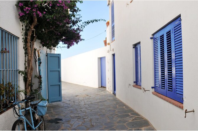 Boat Trip to Cadaqués from Roses with STOP 1:30h/2H/ in Cadaqués - On-the-water extras: caves, waves, and comfort