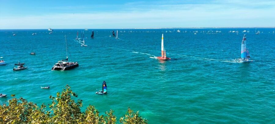 Cádiz: Bay of Cádiz Catamaran Tour with Host - Listening without missing the bay: how the multilingual audio guide works