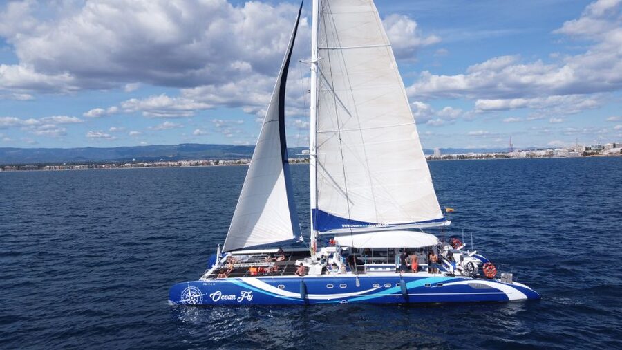 Cambrils: Costa Dorada Sunset Catamaran Cruise with Drinks - Staff and Atmosphere: When Service Makes the Evening
