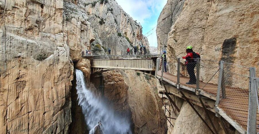 Caminito del Rey & White Village Tour with Tapas from Málaga - The bus ride and the day’s pacing in real life