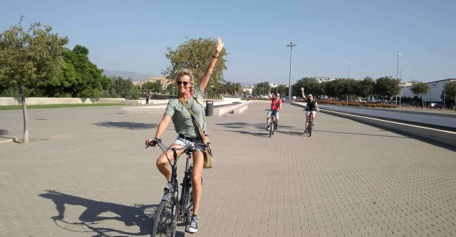 Córdoba Daily Highlights Bike Tour - Meeting point at Calle Moriscos 10, and the start-of-trip advantage