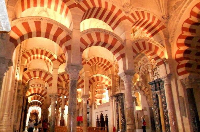 Cordoba Day Trip with Mosque-Cathedral Ticket from Seville - La Juderia in motion: old streets, Caliphate echoes, and a 1315 synagogue