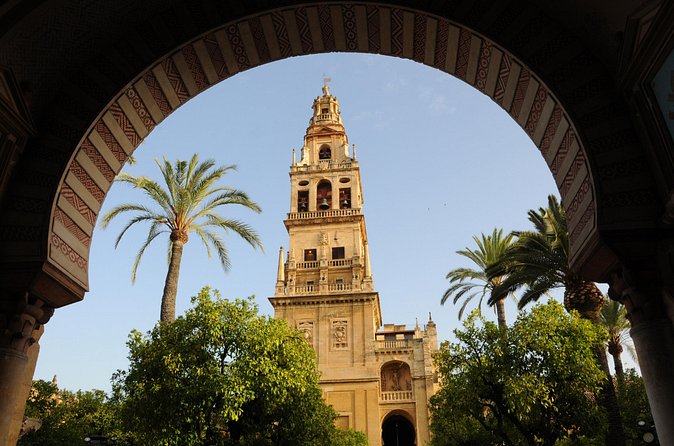 Cordoba Day Trip with Mosque-Cathedral Ticket from Seville - Calleja de las Flores: getting the Mezquita tower framed right
