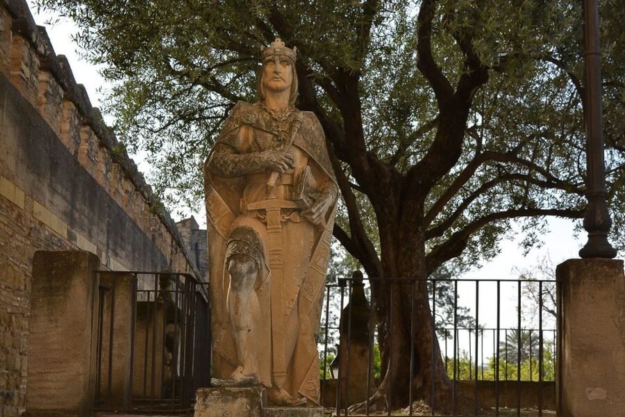 Cordóba: Gardens & Fortress of Catholic Monarchs Guided Tour - Language and group experience: Spanish, French, English with a live guide